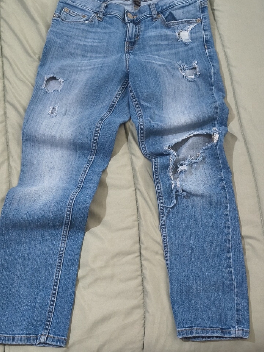 Banana Republic Low Rise Distressed Women's Jeans. Size 00 Short.